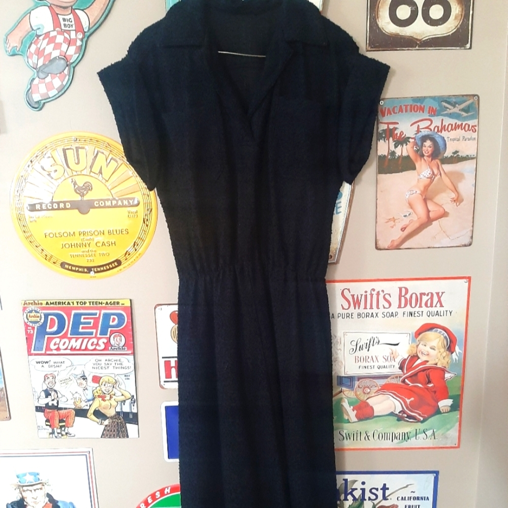Vintage short sleeved v-neck black dress with elastic waist